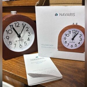 Navaris Analogue Wooden Alarm Clock Battery op Non Ticking 4”H